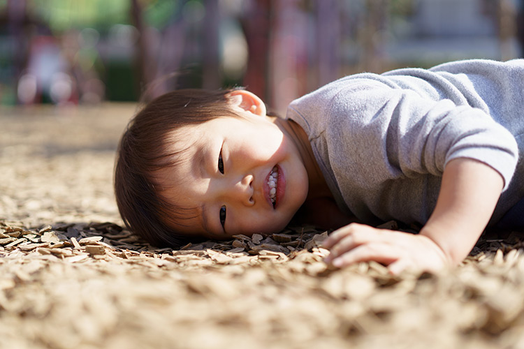 【写真】なにか、きこえるよ!/2歳2カ月