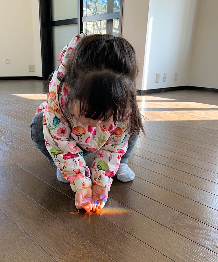 【写真】そぉーっと、虹をすくおう/2歳8カ月