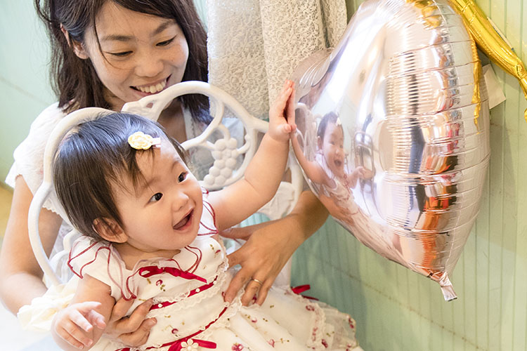 【写真】うつってる!/0歳11カ月