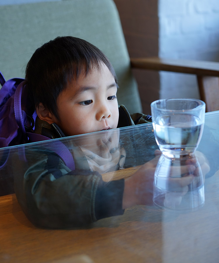 【写真】ふしぎなコップ、つかめるかな。/4歳7カ月