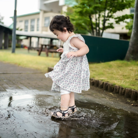 【写真】水を感じて／1歳5カ月