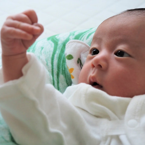 【写真】私の手、動くよ！／0歳1カ月