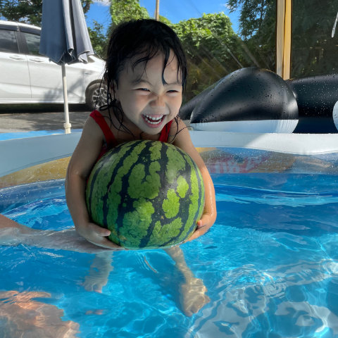 【写真】大きなスイカ1人で持てたよ！！／3歳6カ月