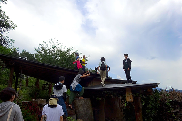 第3期開催イメージ(ぐうたら村の屋根にのぼり、壮大な八ヶ岳の自然を体で感じる2期生)