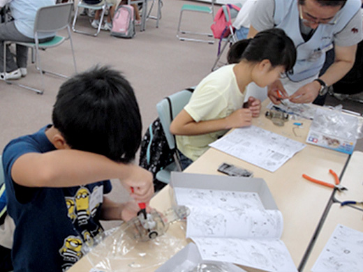 センサーを使ったトレースカーの作成の様子