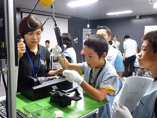 テレビ、ビデオカメラの仕組みを学ぼう（虫眼鏡カメラ）の様子
