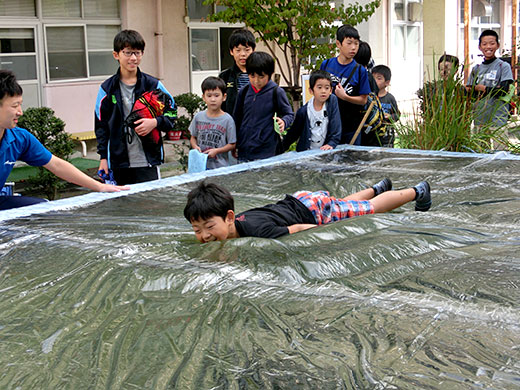 青山科学実験教室「ガリレオ工場」発見しよう　学ぶ楽しさの様子