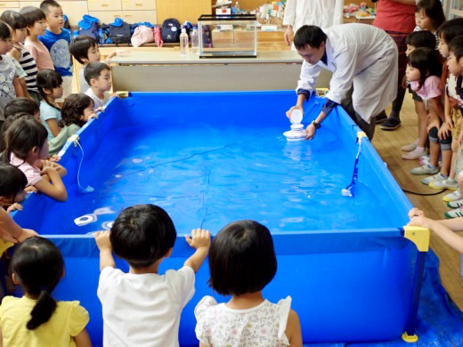 水を吹き出し進む船作りの様子