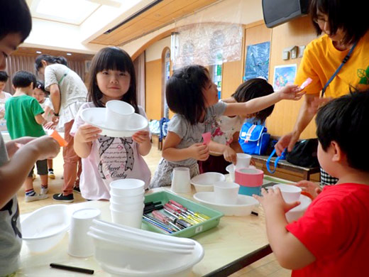 水を吹き出し進む船作りの様子