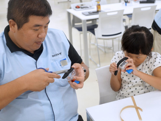 ペットボトルと牛乳パックでヘッドホンをつくろう!の様子