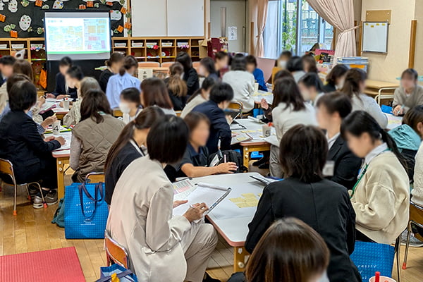 参加者が数名ごとのグループに分かれて話し合っている様子