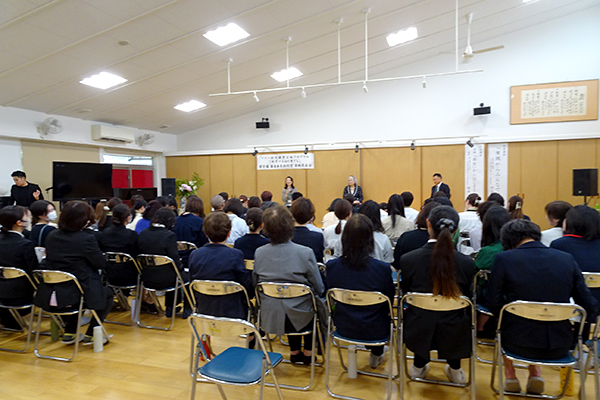 講師の先生方と園長先生によるトークを聴いている参加者の様子