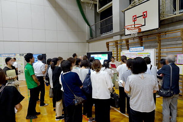 小中学校の実践発表に、熱心に耳を傾ける幼児教育・保育の先生方