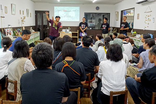 むぎの穂保育園で出原先生のお話を聞く参加者