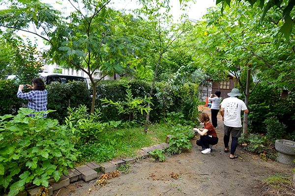 むぎの穂保育園の自然豊かな園庭を見学する参加者