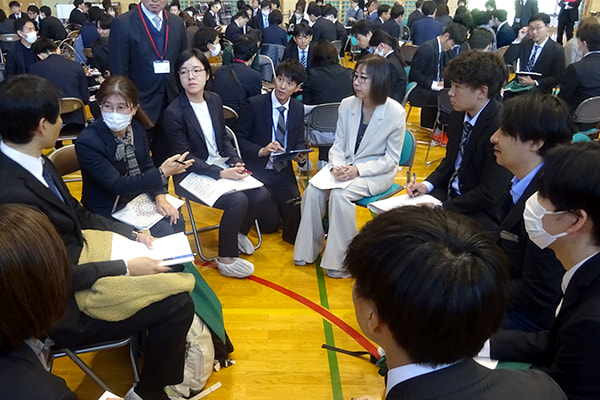 授業者と参観者たちがグループに分かれて参観した授業について対話をしているところ