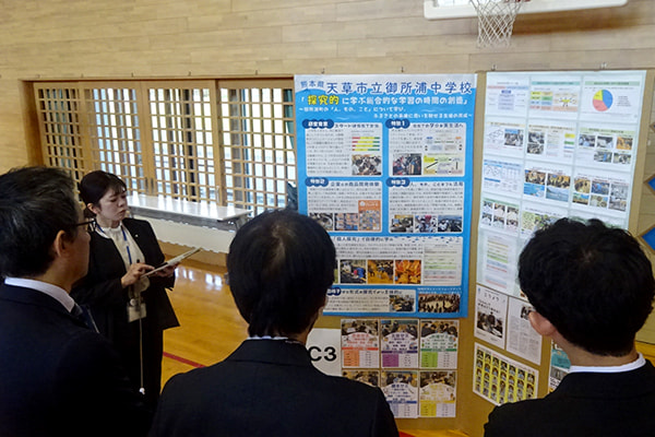 ポスターセッションで発表を聞いて質疑応答をしているところ