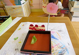 孵化したカタツムリのそばに子どもたちが描いたバースデーケークの絵などが飾られている様子