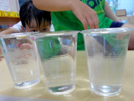 中の水量がほぼ同量であるコップが3つ並んでいる写真