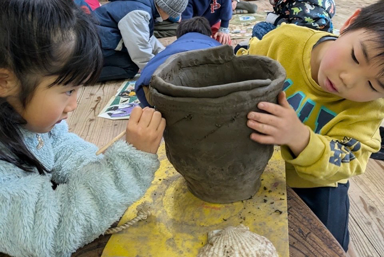 幼保連携型認定こども園みどりの森の実践の様子(粘土で土器を作っている5歳児の様子)