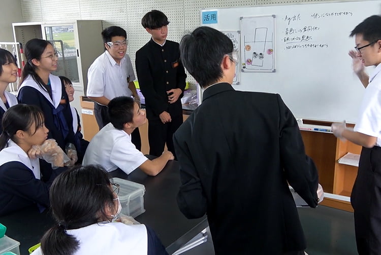刈谷市立朝日中学校の実践の様子( )