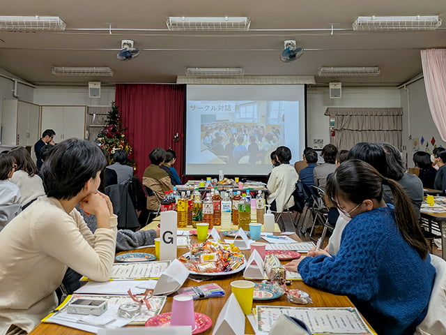 当日の様子（前方にあるスクリーンに映る映像を見る人々）